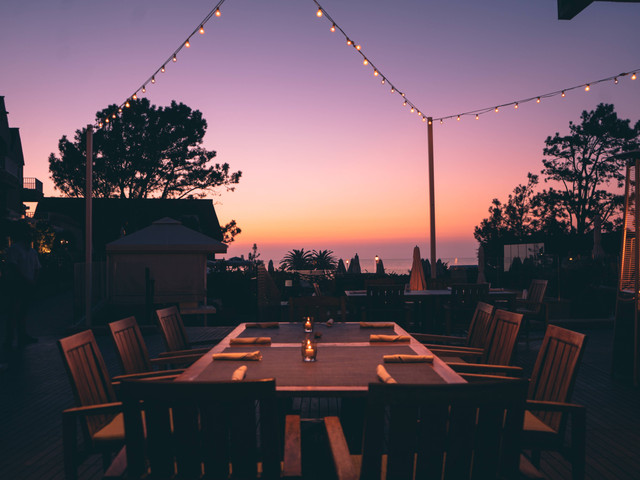 Ilustrasi Restoran Rooftop dengan Pemandangan Indah di Jakarta, sumber: Unsplash/CoryBjork