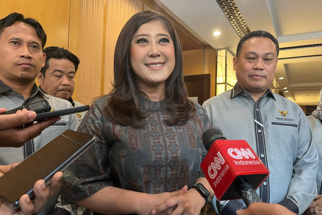 Ketua Komisi I DPR RI Meutya Hafid bersama Ketua LSF Rommy Fibri Hardianto saat kegiatan sosialisasi Gerakan Nasional Budaya Sensor Mandiri di Arya Duta Hotel Kota Medan, pada Kamis (20/7/2023). Foto: Tri Vosa/kumparan