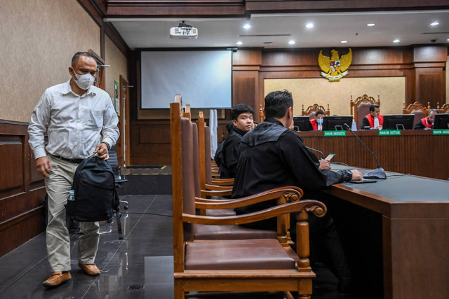 Terdakwa kasus dugaan korupsi penyediaan menara base transceiver station (BTS) 4G dan infrastuktur pendukung 1, 2, 3, 4, dan 5 dari Bakti Kemenkominfo tahun 2020-2022 Irwan Hermawan bersiap menjalani sidang lanjutan di Pengadilan Tipikor, Jakarta. Foto: Galih Pradipta/ANTARA FOTO