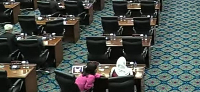 Anggota DPRD DKI Jakarta Fraksi PDIP Cinta Mega bermain game saat rapat paripurna. Foto: Dok. Istimewa