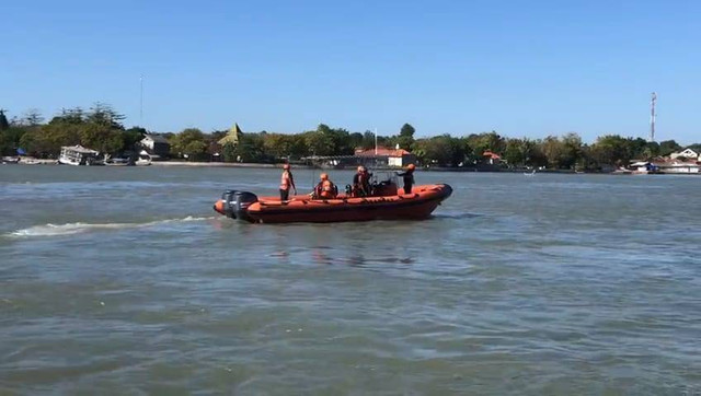Pencarian KMP Potre Koneng dengan rute Situbondo-Gili Raja tenggelam di perairan di Gili Raja, Sumenep. Foto: Basarnas Surabaya