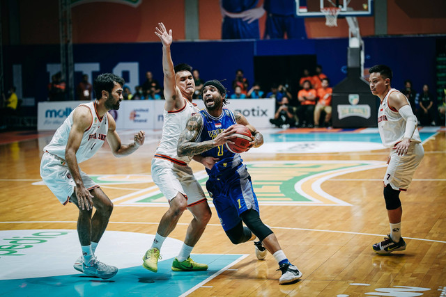 Gim pertama final IBL 2023 di Hall Basket Senayan, Jakarta, pada Kamis (20/7), antara Pelita Jaya vs Prawira Bandung. Foto: IBL