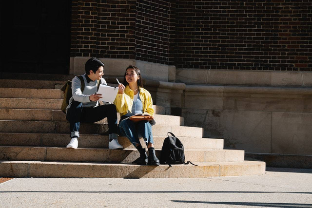 Ilustrasi cara PDKT dengan teman sekelas. Sumber: George Pak/pexels.com 