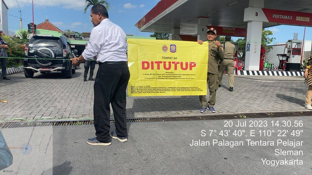 Penutupan SPBU Pertamina Jl Palagan, Sleman, oleh Satpol PP DIY, Kamis (20/7). Foto: Dok. Satpol PP DIY