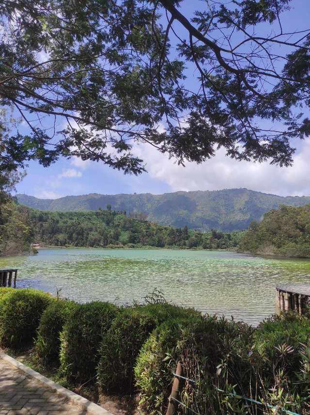 Telaga Warna, foto disaat Telaga berwarna hijau toska. (Sumber Foto: koleksi pribadi Ferinurfirdaus/ 2022)