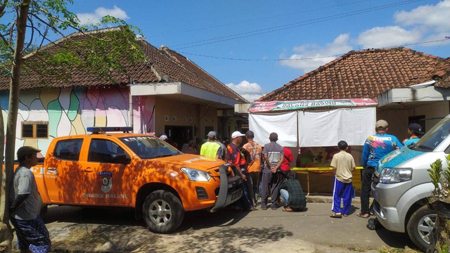 Warga berkerumun di rumah Mujiati, ibu di Malang yang bunuh bayinya, lalu bunuh diri karena terlilit utang rentenir. Foto: Dok. Istimewa