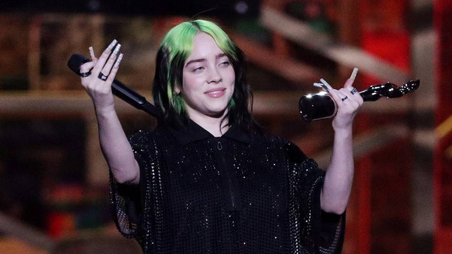 Billie Eilish menerima di Brit Awards 2020, di O2 Arena di London, Inggris, Selasa (18/2). Foto: REUTERS/Hannah Mckay