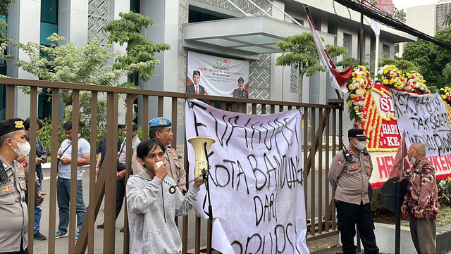 Sejumlah mahasiswa saat demo di Kantor Kejati Jabar pada Jumat (21/7).
Foto: Rachmadi Rasyad/kumparan