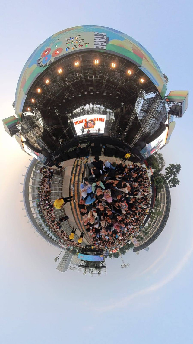 Suasana penonton festival musik WeThe Fest 2023 di GBK Sport Complex, Senayan, Jakarta, Jumat (21/7/2023).  Foto: Aditia Noviansyah/kumparan