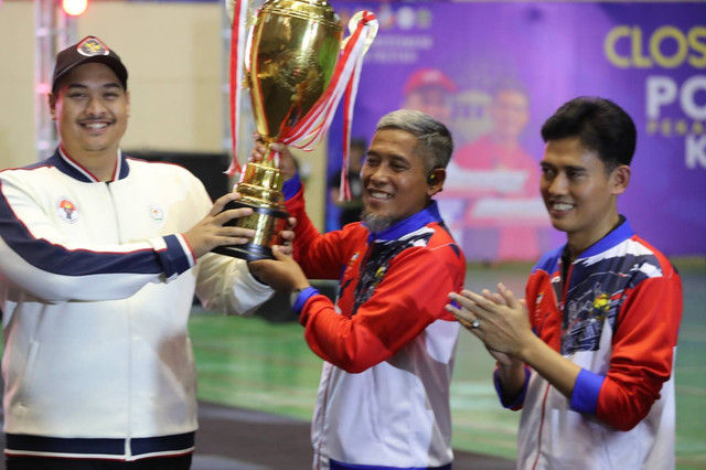 Menteri Pemuda dan Olahraga Dito Ariotedjo dalam menyerahkan penghargaan kepada Sekretaris Daerah Provinsi Jawa Tengah Sumarno di GOR Jatidiri Semarang, Jumat (21/7/2023). Foto: Dok. Istimewa
