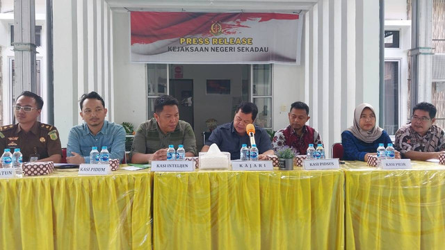 Kajari Sekadau Zein Yusri Munggaran (tengah) memberikan paparan saat press release. Foto: Dina Mariana/Hi!Pontianak