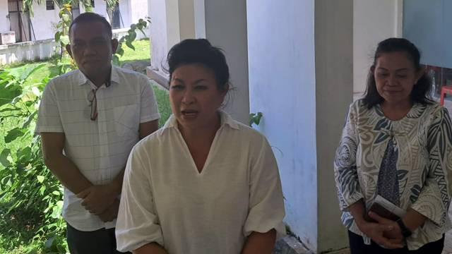 Bupati Kepulauan Sitaro, Evangelian Sasingen didampingi Asisten Pemerintahan dan Kesejahteraan Rakyat,, Novia Tamaka dan Kepala Badan Kesbangpol, Gandawari L Mulalinda.