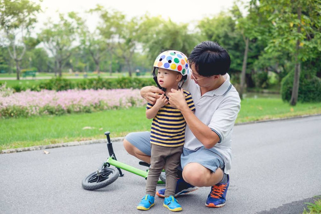 Ilustrasi ayah dan anak main sepeda. Foto: Shutterstock