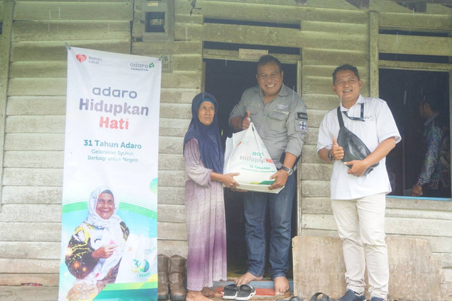 Project Manager PT SIS BORO Nur Baharudin turut hadir dan menyerahkan secara langsung bantuan sembako untuk keluarga pra sejahtera.