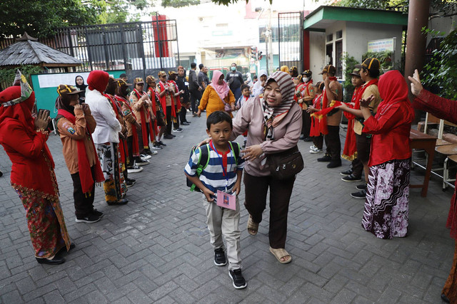 Selain siswa, masa orientasi juga diikuti wali murid di awal tahun ajaran baru. Foto: Dok. Basra