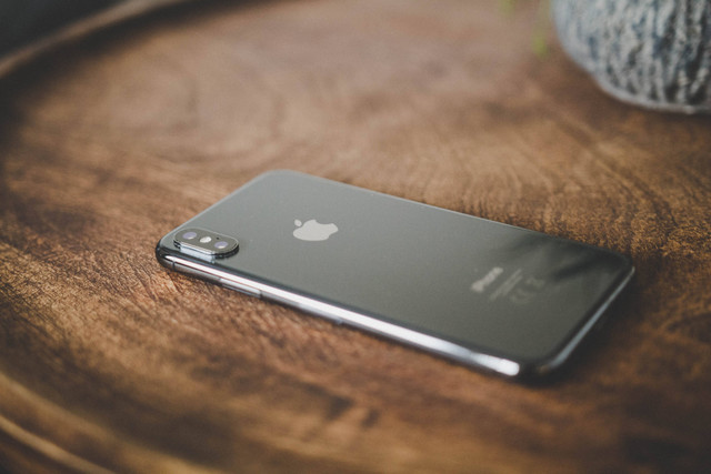 Ilustrasi Cara Merestart iPhone X, iPhone 11, iPhone 12 dan iPhone 13. Foto: Unsplash/Paul Hoenhorst.