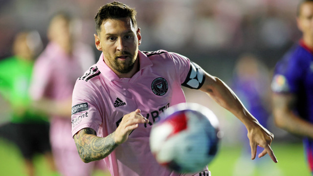 Penyerang Inter Miami CF Lionel Messi (10) mengejar bola melawan Cruz Azul pada babak kedua di Stadion DRV PNK. Foto: Sam Navarro-USA TODAY Sports