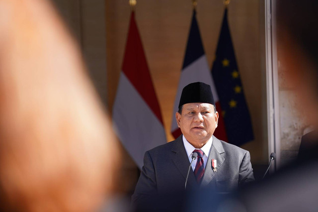 Menteri Pertahanan RI Prabowo Subianto memberikan sambutan dalam acara pertemuan di Istana Elysee, Jumat (21/7/2023). Foto: Dok. Kemhan RI