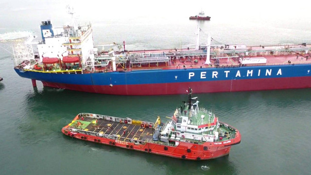 Pertamina Trans Kontinental (PTK), anak usaha PIS, turut membantu towing kapal FSO Pertamina Abherka menuju lepas pantai Jawa Timur. Foto: PTK.