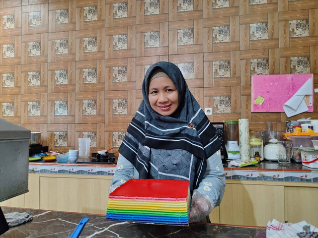 Pemilik Toko Ke Humairah Pudding Eka Baihaki saat memperlihatkan kue pepe lapis sagu, Foto : Istimewa