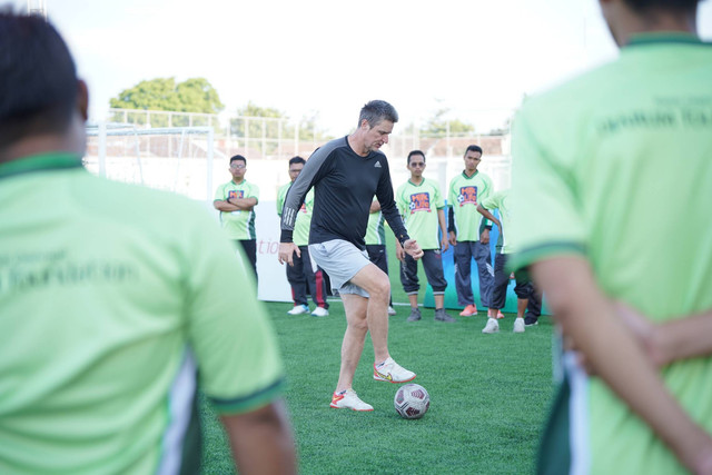 Timo Scheunemann berbagi pangalaman dan materi seputar penguasaan bola hingga program latihan sesuai standar Sekolah Sepak Bola (SSB) di Supersoccer Arena, Rendeng, Kudus, Jawa Tengah. Foto: Dok. Istimewa