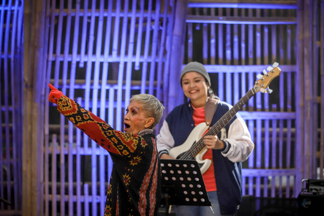 Ermi Kullit bersama Margie Segers tampil pada Jazz Gunung Bromo 2023 di Amfiteater Terbuka Bromo, Probolinggo, Jawa Timur, Sabtu (22/7/2023). Foto: Jamal Ramadhan/kumparan