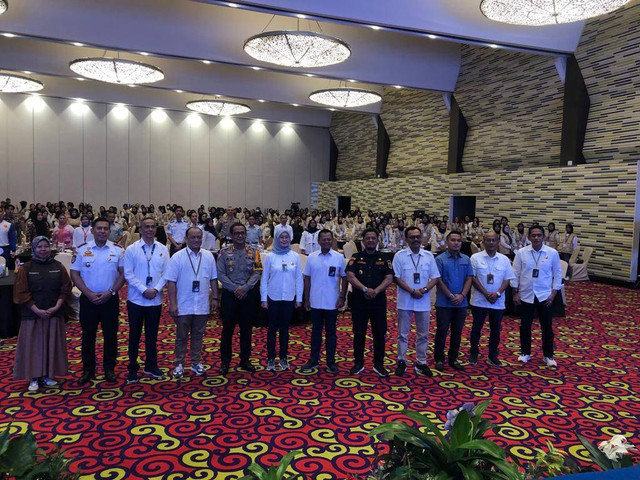 Direktur Operasional Jasa Raharja, Dewi Aryani dan jajaran stakeholder bersama 200 peserta safety riding di Bandar Lampung. | Foto: Bella Sardio/ Lampung Geh