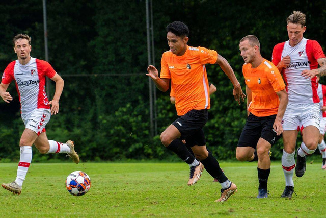 Marselino Ferdinan saat membela KMSK Deinze di pramusim jelang kompetisi 2023/24. Foto: Instagram/@kmskdeinze