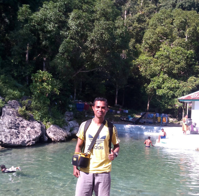 Kali Asinahu, sungai air tanah yang keluar dari celah bebatuan, salah satu destinasi wisata bahari iconic di Desa Sawai Seram Utara Pulau Seram (Sumber foto: koleksi pribadi illomarssy/ 2017)
