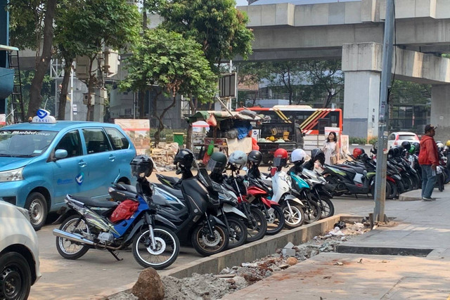 Kondisi parkir liar di kawasan Taman Literasi Martha Tiahahu, Blok M, Jakarta Selatan, Minggu (23/7/2023). Foto: Luthfi Humam/kumparan