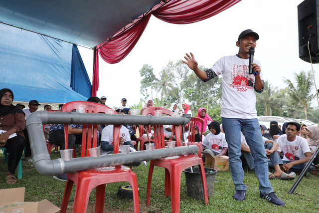 Sahabat Ganjar saat menggelar pelatihan budidaya hidroponik di Kecamatan Bangun Rejo, Kabupaten Lampung Tengah, Sabtu(22/7). Foto: Dok. Istimewa