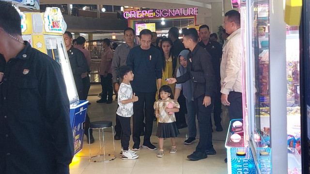 Presiden Jokowi ajak Jan Ethes dan La Lembah main di Paragon Mall Solo. Foto: Dok. Istimewa