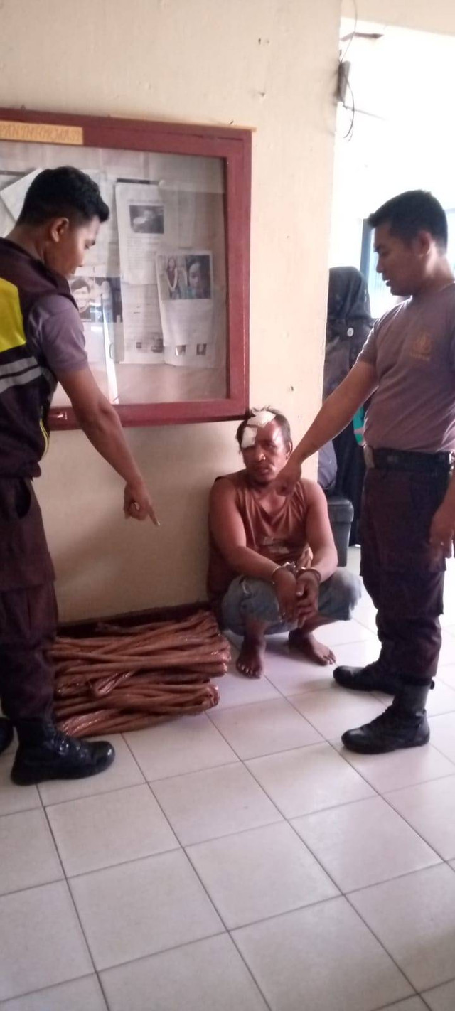 Pelaku pencurian kabel dihajar massa di tanjakan Sitinjau Lauik, Padang. Foto: Dok. Istimewa