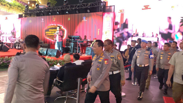 Kapolri Jenderal Listyo Sigit Prabowo hadir di acara grand final kompetisi stand up comedy & festival musik HUT Bhayangkara ke-77 di Lippo Kemang Mall, Jakarta pada Minggu (23/7). Foto: Luthfi Humam/kumparan