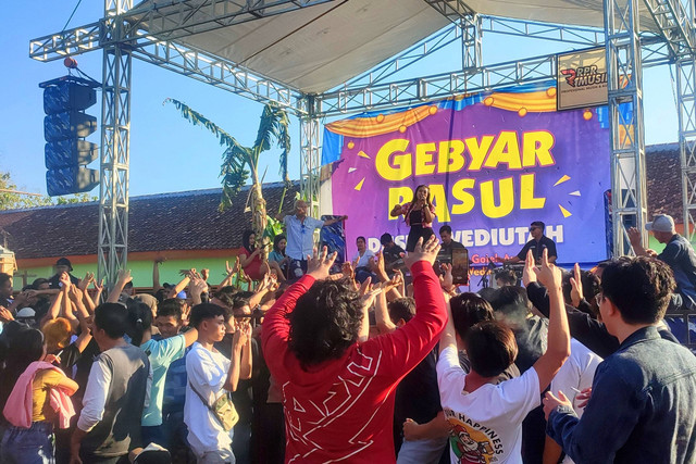 Kemeriahan acara dangdut pada Gebyar Rasul Dusun Wediutah, Minggu (16/7)