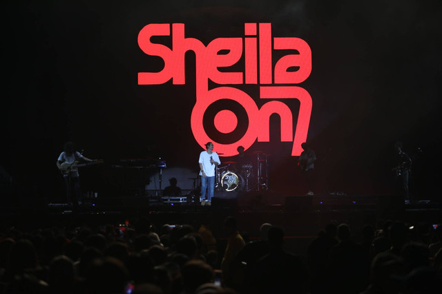 Sheila On 7 memeriahkan panggung we the fest 2023 di GBK Sport Complex, Senayan, Jakarta, Minggu (23 Juli 2023). Foto: Aditia Noviansyah/kumparan