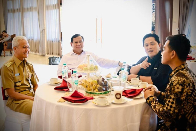 Menhan Prabowo Subianto bersama Menteri BUMN Erick Thohir, Gubernur Jawa Tengah Ganjar Pranowo dan Walikota Solo Gibran Rakabuming Raka berbincang di Bandara Adi Soemarmo, Senin (24/7/2023).  Foto: Laily Rachev/Biro Pers Sekretariat Presiden
