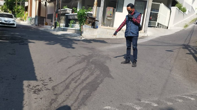 Seorang warga menunjuk tempat sesosok mayat pria ditemukan di Mugassari Semarang Selatan. Foto: Dok. Istimewa