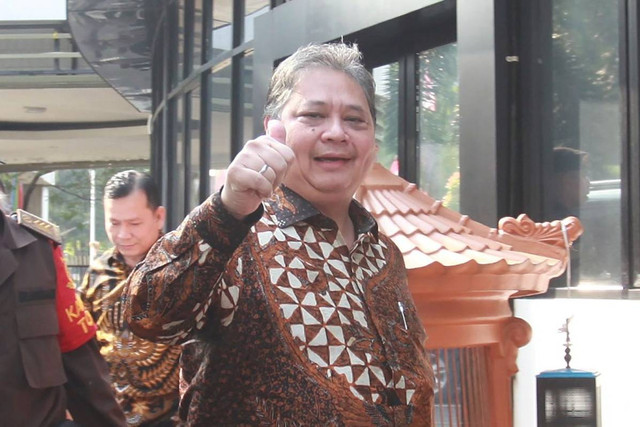 Menko Perekonomian Airlangga Hartarto berjalan memasuki ruangan saat akan menjalani pemeriksaan di Gedung Bundar, Kejaksaan Agung, Jakarta, Senin (24/7/2023). Foto: Reno Esnir/ANTARA FOTO