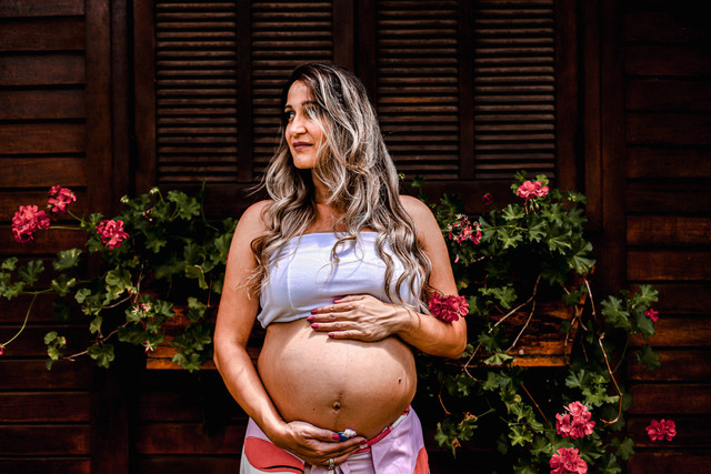 ilustrasi cara mengatasi sakit punggung pada wanita, sumber foto: Unsplash/Luana Azevado.