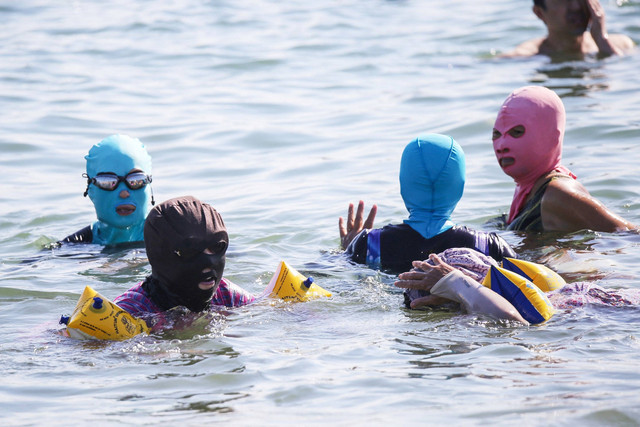 Ilustrasi Facekini. Foto: STR/AFP