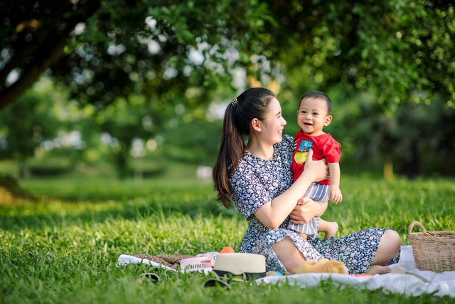 Ilustrasi ibu dan anak yang bermain. Foto: Feelimage/shutterstock