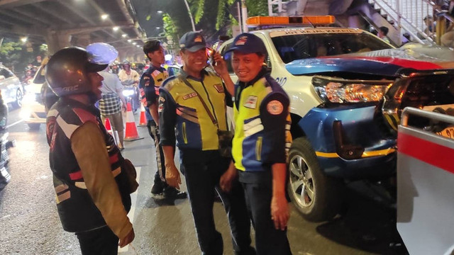 Evakuasi mobil patroli yang dibawa kabur wanita di gerbang tol Jatiwaringin. Foto: Dok. Istimewa