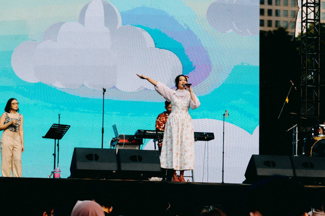 Penyanyi Aruma kolaborasi dengan Kamga dan Pepeng di We The Fest 2023. Foto: Dok. Istimewa