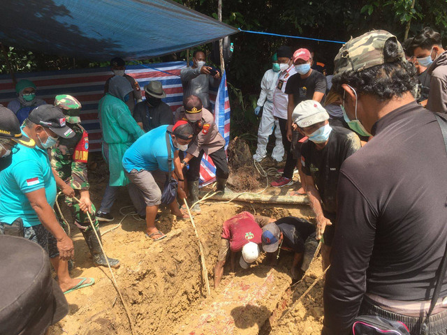 Pmbongkaran makam gadis di Sintang. Foto: Dok. Polres Sintang