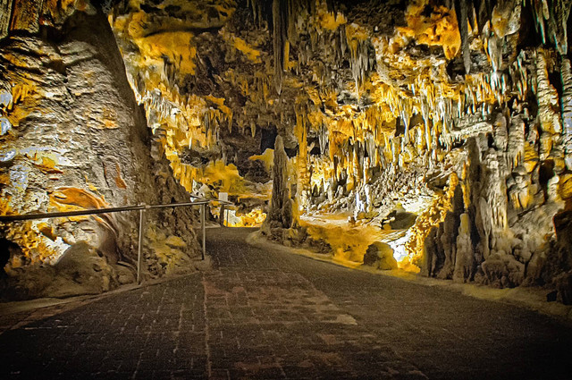 Ilustrasi Stalaktit dan Stalagmit. Sumber: Unsplash/Robert Thiemann