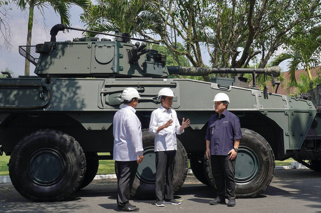 Presiden Joko Widodo (tengah) berbincang dengan Menteri BUMN Erick Thohir (kanan) dan Menteri Pertahanan Prabowo Subianto saat berkunjung di PT Pindad (Persero), Malang, Jawa Timur, Senin (24/7/2023).  Foto: ANTARA FOTO/Dhemas Reviyanto