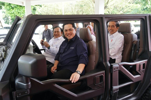 Presiden Joko Widodo (kanan) didampingi Menteri Pertahanan Prabowo Subianto (kiri) dan Menteri BUMN Erick Thohir mencoba kendaraan taktis Maung 4x4 di kompleks PT Pindad (Persero), Malang, Jawa Timur, Senin (24/7/2023). Foto: ANTARA FOTO/Dhemas Reviyanto