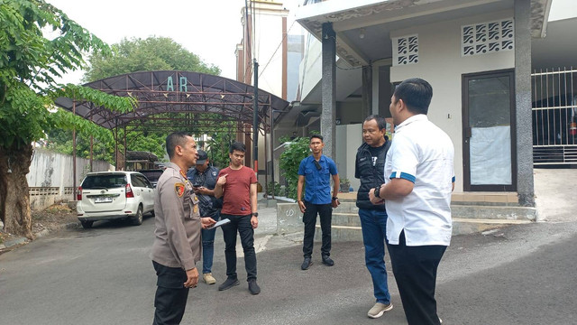 Kepolisian saat mendatangi lokasi penemuan mayat.  Foto: Intan Alliva/kumparan
