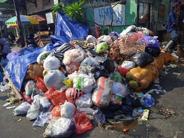 Tumpukan sampah di kawasan Pasar Kranggan, Jetis, Kota Yogyakarta akibat penutupan TPA Regional Piyungan pada Selasa (24/7). Foto: Dok. Forpi Kota Yogya